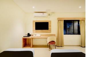 Un televizor și/sau centru de divertisment la Palette Hotel and Resort Kalwar Road Jaipur Formerly Jai Madhav Resort