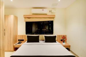 Un pat sau paturi într-o cameră la Palette Hotel and Resort Kalwar Road Jaipur Formerly Jai Madhav Resort