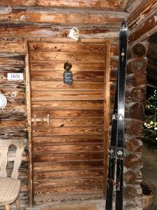 una porta di legno in una baita di tronchi di Miniferienwohnung für unkompliziertes Naturliebhaberpärchen a Payerbach