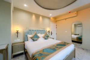 um quarto com uma cama grande e um tecto redondo em Studio BY Jardin Hotels em Indore mais 32 fotografias
