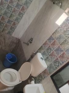 Ένα μπάνιο στο Delight Hostel Goa Candolim