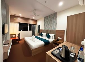 Un televizor și/sau centru de divertisment la Hotel The Divine Inn