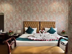 Un pat sau paturi într-o cameră la Hotel The Divine Inn