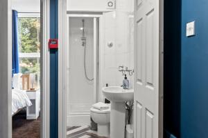 Koupelna v ubytování Victorian 5-Bed Home, Loft, Walk to City & Cricket + 37 fotografií