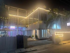 een huis met lichten aan de zijkant 's nachts bij Colombo Mount Hostel in Mount Lavinia