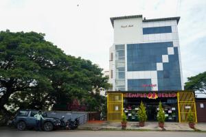 迈索尔Nandan Residency的停在大楼前的吉普车 更多71张照片