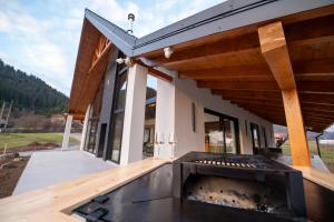 Gril dostupný pro hosty v chaty