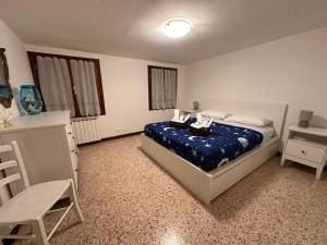 a bedroom with a bed and a table and a chair at Ca' Della Torre, a 5 min da Rialto in Venice
