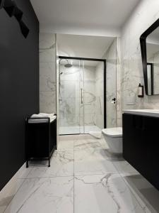 a bathroom with a shower and a toilet and a sink at Apartamenty Prestiż Podfigórna 200 metrów od centrum in Koszalin