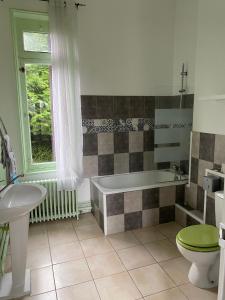 Chateau Gruchet Le Valasse في Gruchet-le-Valasse: حمام مع حوض استحمام ومرحاض ومغسلة