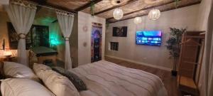 En eller flere senge i et værelse på Nid d amour IndoneZen Balneo & table de massage