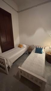 Кровать или кровати в номере A la Gurda Hostel - Barrio Sur +36 фотографий