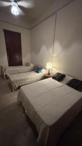 Кровать или кровати в номере A la Gurda Hostel - Barrio Sur