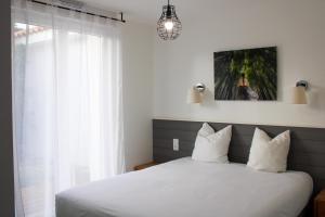 Ένα ή περισσότερα κρεβάτια σε δωμάτιο στο Villa Corée - Domaine Le Sherwood +2 φωτογραφίες