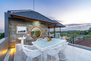 En balkon eller terrasse på Ocean Golf Rubi Villa by Nagisa Bali