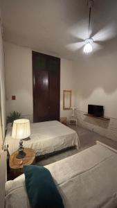 Кровать или кровати в номере A la Gurda Hostel - Barrio Sur