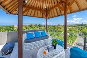 En balkon eller terrasse på Ocean Golf Rubi Villa by Nagisa Bali