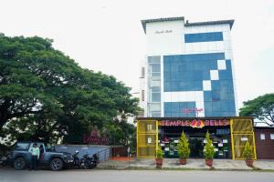 迈索尔Nandan Residency的停在大楼前的吉普车