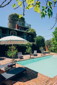 Posada Paradiso في خوسيه اجناسيو: مسبح فيه مظله وكراسي ومبنى +48 صورة