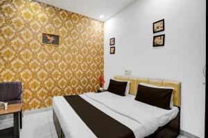 Un dormitorio con una cama y una pared. en Hotel O Silver Arc Mall Ludhiana Formerly White Solitaire, en Ludhiana 24 fotos más