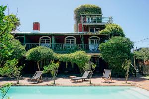 Posada Paradiso في خوسيه اجناسيو: منزل امامه كراسي ومسبح