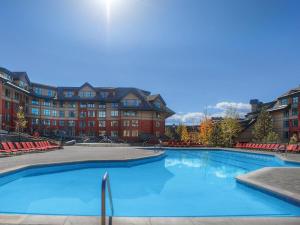 uma grande piscina em frente a um prédio em Marriott's Timber Lodge- STUDIO em South Lake Tahoe
