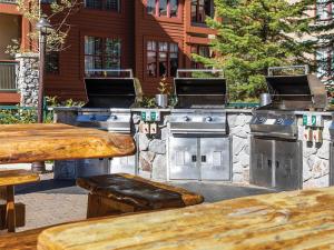 uma churrasqueira externa com mesa e mesa de madeira em Marriott's Timber Lodge- STUDIO em South Lake Tahoe mais 6 fotografias