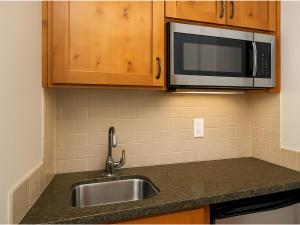 uma cozinha com pia e micro-ondas em Marriott's Timber Lodge- STUDIO em South Lake Tahoe