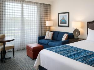 um quarto de hotel com uma cama e um sofá azul em Marriott's Timber Lodge- STUDIO em South Lake Tahoe