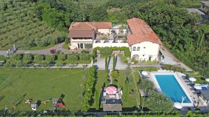 an aerial view of a house with a swimming pool at Residence Garda Valtenesi in Puegnago