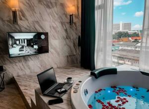 TV a/nebo společenská místnost v ubytování Ayathorn Bangkok