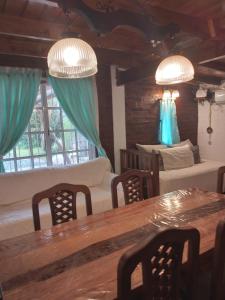 ein Wohnzimmer mit einem Tisch und einem Sofa in der Unterkunft La Escapada San Pedro in San Pedro