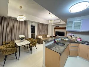 a kitchen and living room with a table and chairs at Modern 1 bedroom spacious apartment with Venice Grand Canal View in Manila