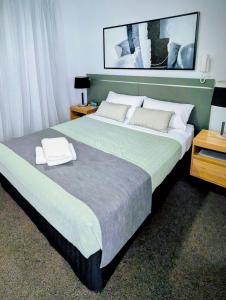 Postel nebo postele na pokoji v ubytování City convenience in Modern Townsville Apartment