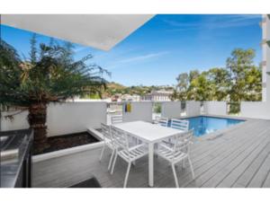 Bazén v ubytování City convenience in Modern Townsville Apartment nebo v jeho okolí + 15 fotografií