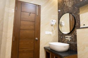 Ένα μπάνιο στο Sitharth Hotel +23 φωτογραφίες