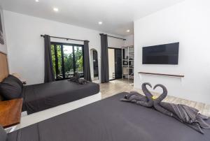 Кровать или кровати в номере Shiralea Resort +99 фотографий