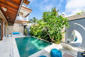 Swimmingpoolen hos eller tæt på Ocean Golf Rubi Villa by Nagisa Bali + 24 billeder