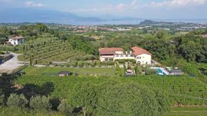 Naturlandskabet i nærheden af lejlighedshotellet