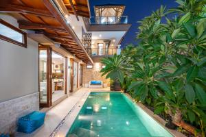 Swimmingpoolen hos eller tæt på Ocean Golf Rubi Villa by Nagisa Bali