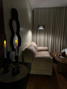 ein Wohnzimmer mit Sofa und Tisch in der Unterkunft استديو هادئ بدخول ذكي in Ar Rass