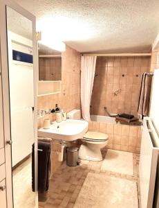 Un baño de Chalet Waldhüsli - CharmingStay 11 fotos más