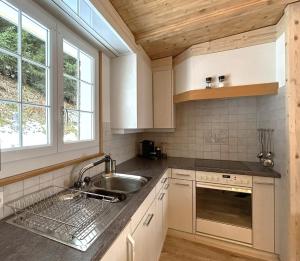 Una cocina o kitchenette en Chalet Waldhüsli - CharmingStay