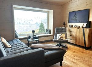Una televisión o centro de entretenimiento en Chalet Waldhüsli - CharmingStay