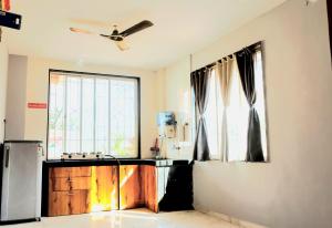 Kuchyň nebo kuchyňský kout v ubytování ll EMPYREAN STAY ll SUPREME VILLA ll 3BHK II PVT POOL II MINI BAR AREA II AC