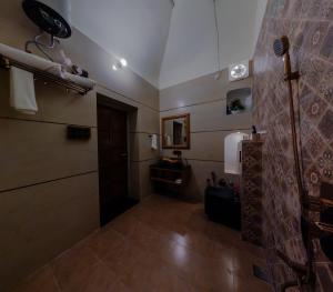 ein Badezimmer mit Dusche und Waschbecken in einem Zimmer in der Unterkunft Jeevan Haveli Heritage Hotel & Museum in Nawalgarh