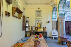 ein Raum mit einem Tisch und Stühlen in einem Raum in der Unterkunft Jeevan Haveli Heritage Hotel & Museum in Nawalgarh