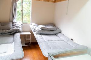 Una sala de estar con dos sofás y una ventana. en Oasis Minamiboso, en Minamiboso 116 fotos más