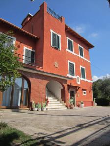a large red brick building with stairs in front of it at B&B Tobia in Cave
