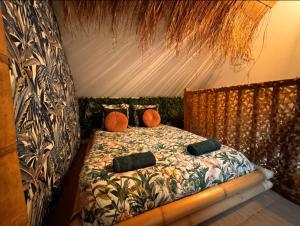 ein Schlafzimmer mit einem Bett und zwei Kissen darauf in der Unterkunft Love room Évasion tropicale in Souppes-sur-Loing